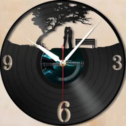 Wall clock from a vinyl record – Lovers under a tree